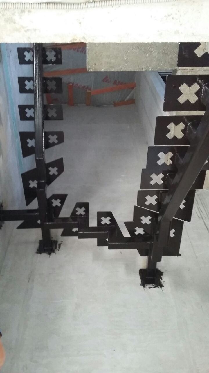 Лестница на монокосоуре в коттедж