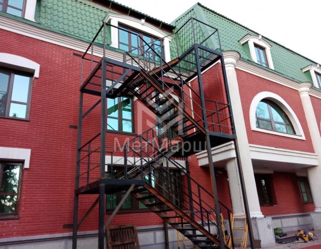 Уличная лестница в коттедж